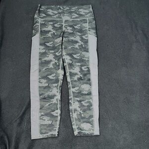 Fabletics Grey Camo Powerhold Capri Leggings w/ Pockets (size M)